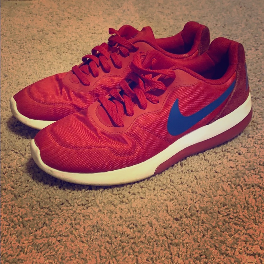 Nike Casual Athletic Shoes with Unique Bottom